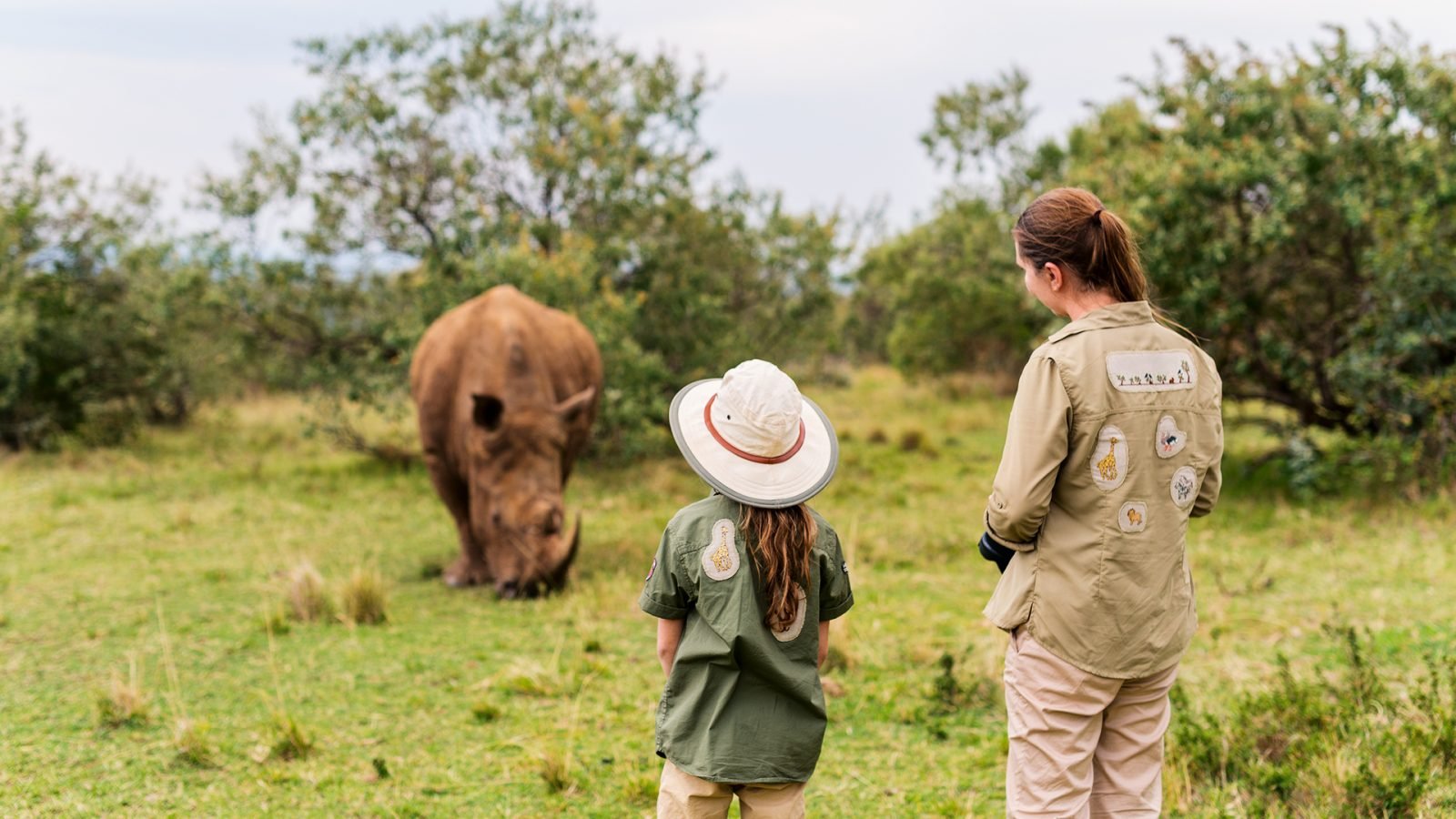 Matka z córką obserwujące nosorożca w Kenii