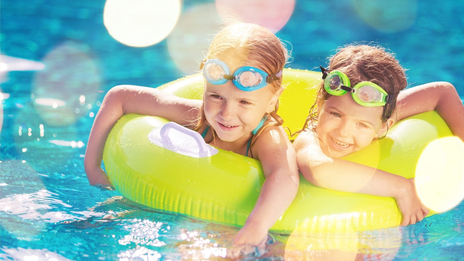 Dzieci pływające w kółku w basenie