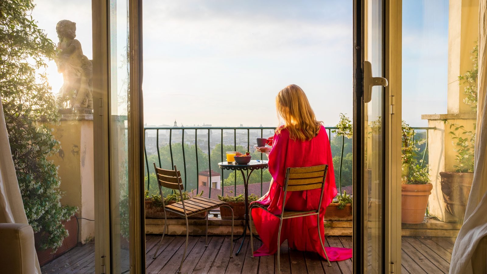 Kobieta pijąca kawę na tarasie w Rzymie