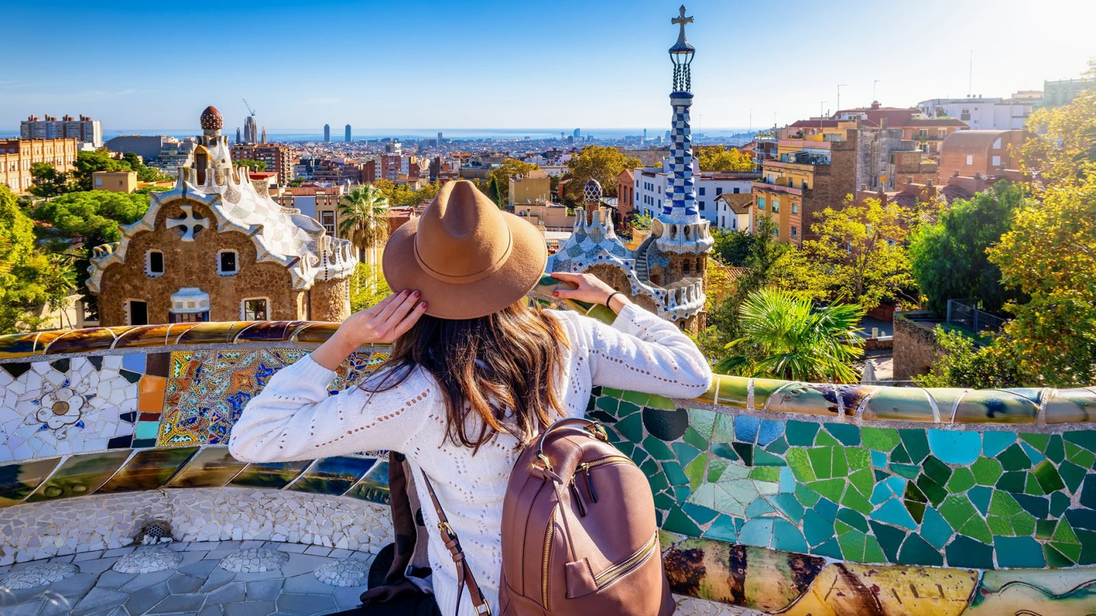 Kobieta podziwiająca Barcelonę