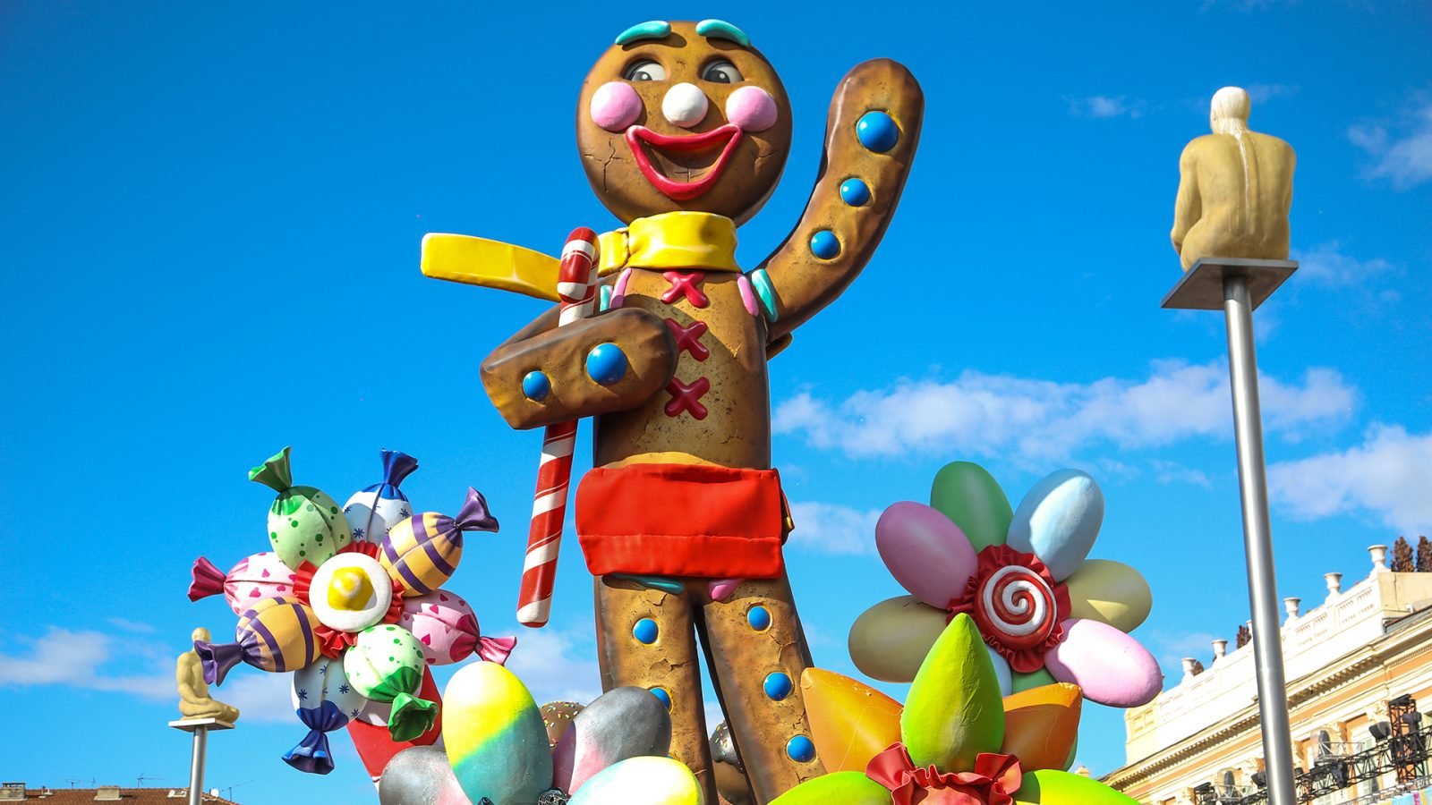 Bajowa platforma na paradzie podczas karnawału w Nicei