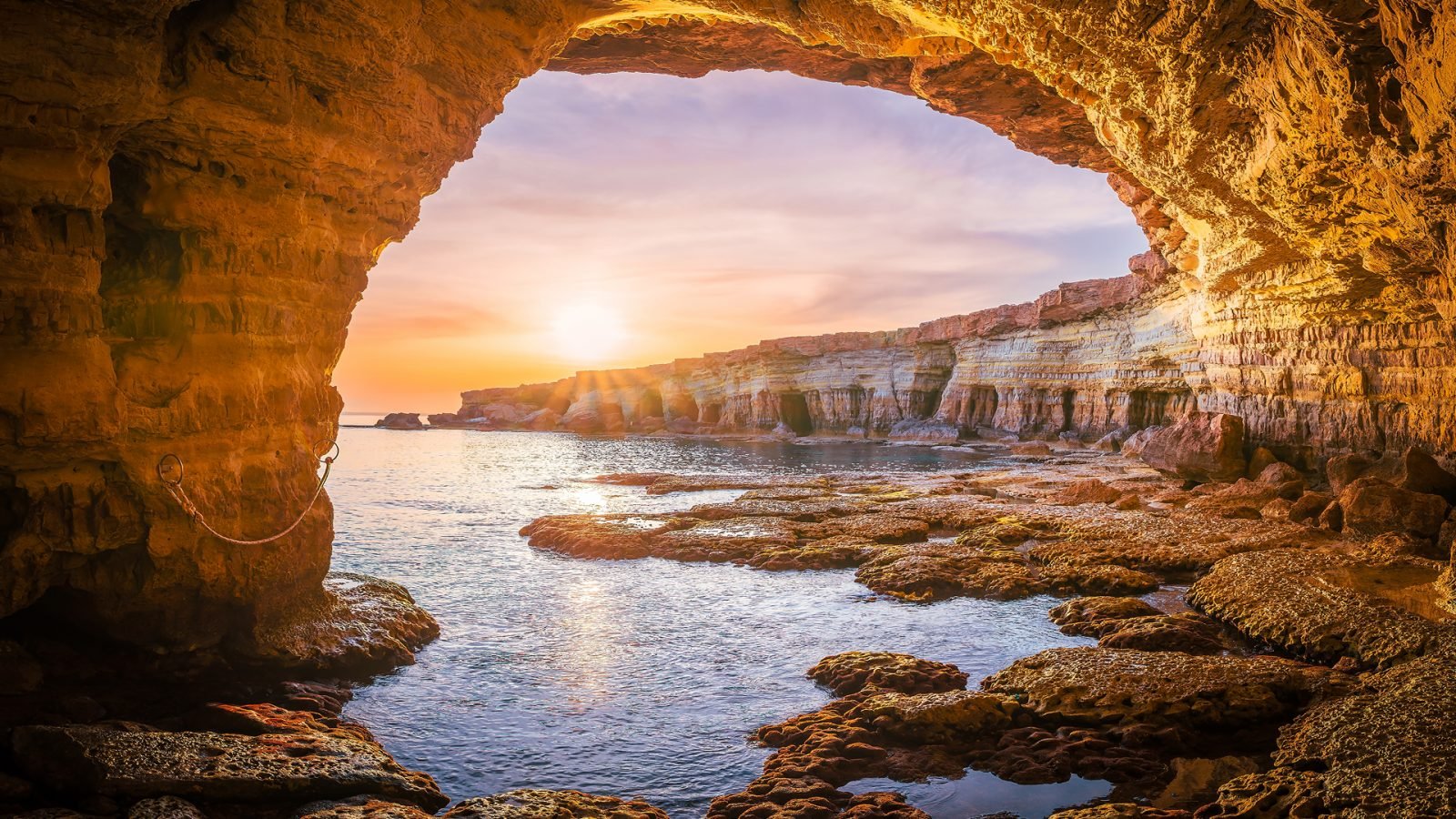 Przybrzeżne skały na Cyprze