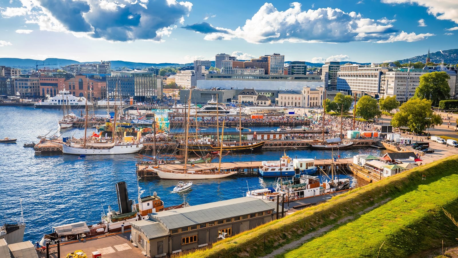 Widok na malowniczy port w Oslo, Aker Brygge