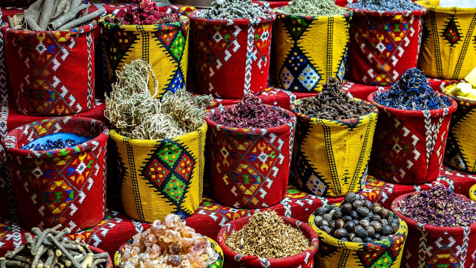 Różnorodne przyprawy i zioła na Souq Muttrah, Maskat, Oman