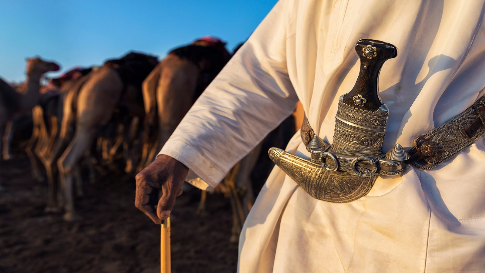Omański mężczyzna ze sztyletem khanjar 