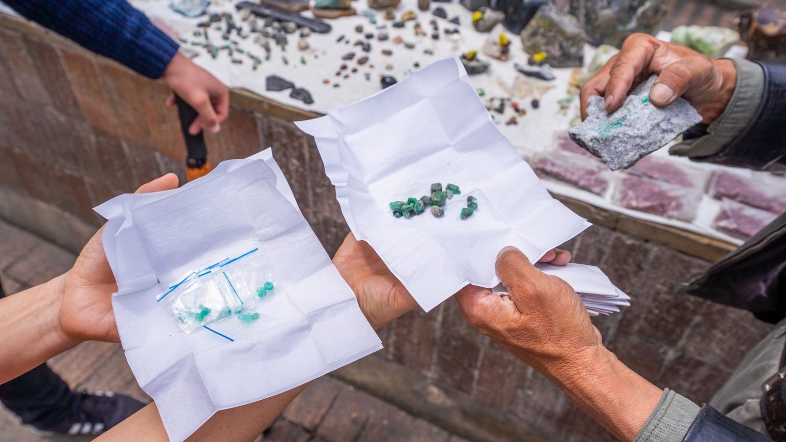 Szmaragdy na targu w Kolumbii