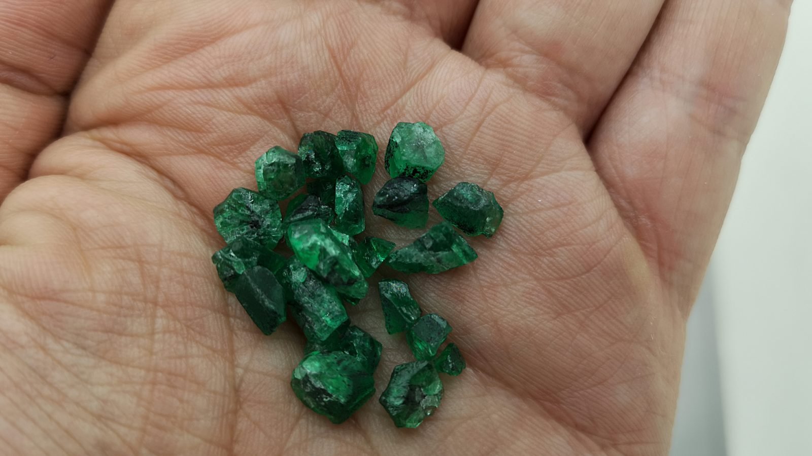 Szmaragdy na dłoni