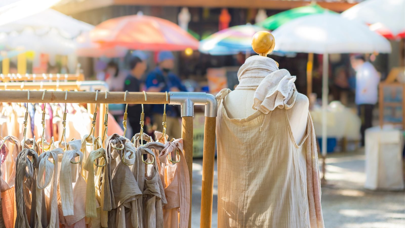 Lniane ubrania na targu w Tajlandii.