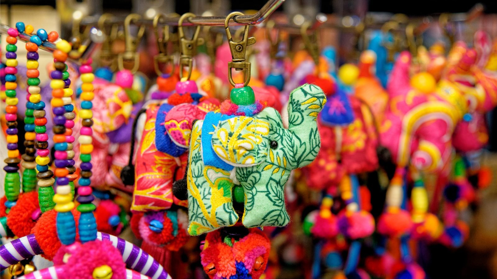 Kolorowy brelok słoń na szczęście.