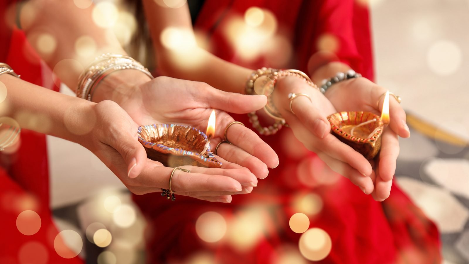 Hinduski trzymające świece.