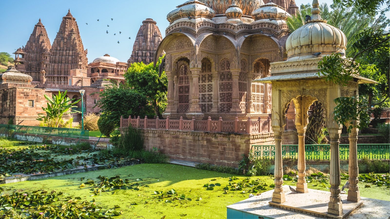 Świątynie w ogrodzie Mandore w pobliżu Blue City w Dźodhpurze w Indiach.