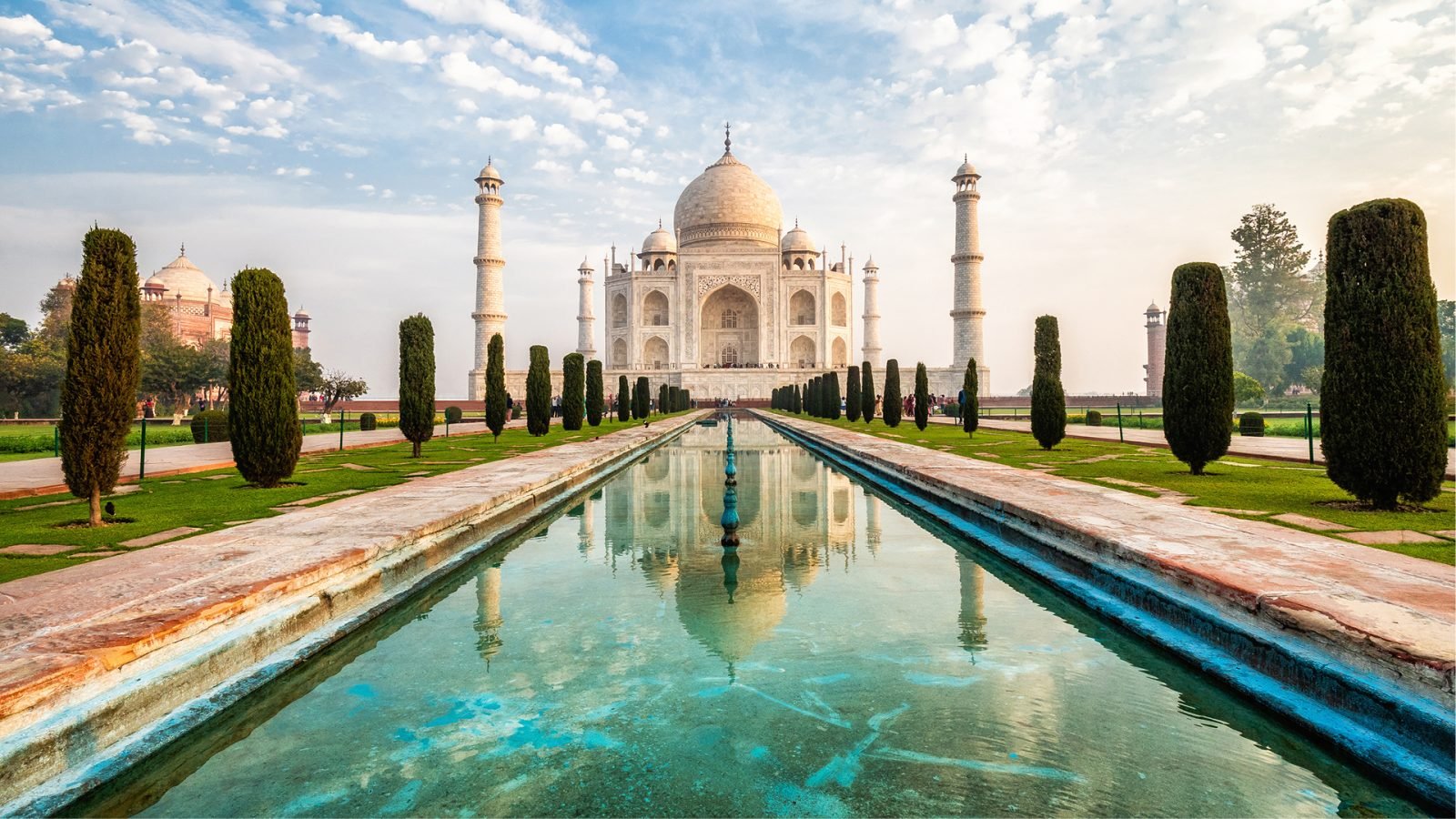 Taj Majal o wschodzie słońca w Agrze w Indiach.