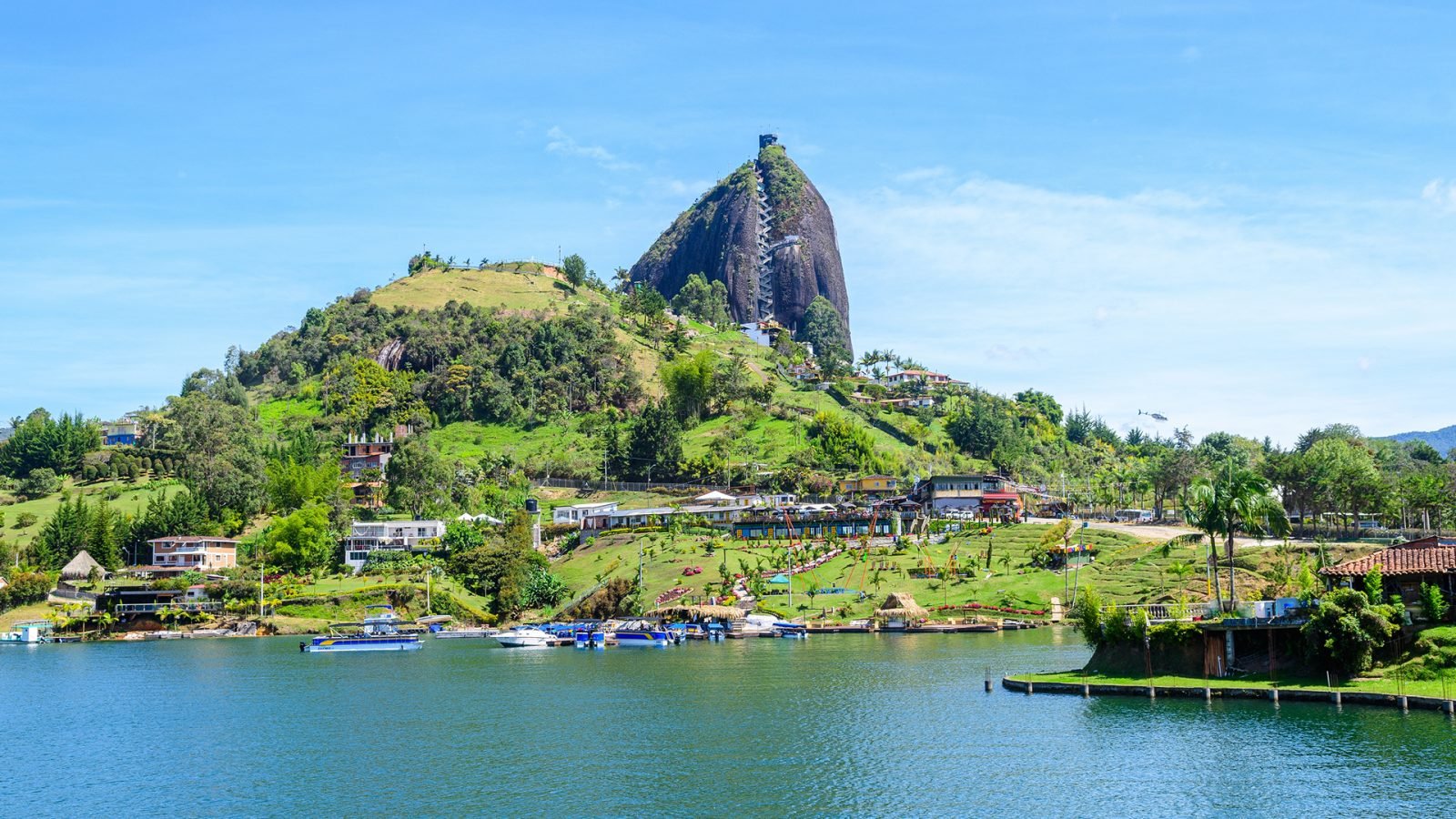 panoramiczny widok z el penon de guatape w kolumbii