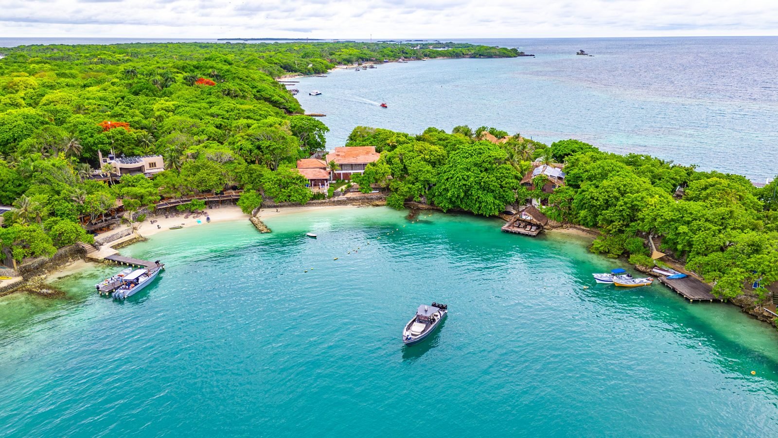 Oszałamiający widok lotniczy wyspy Rosario w Cartagenie w Kolumbii, ukazujący bujną zieleń, czyste wody