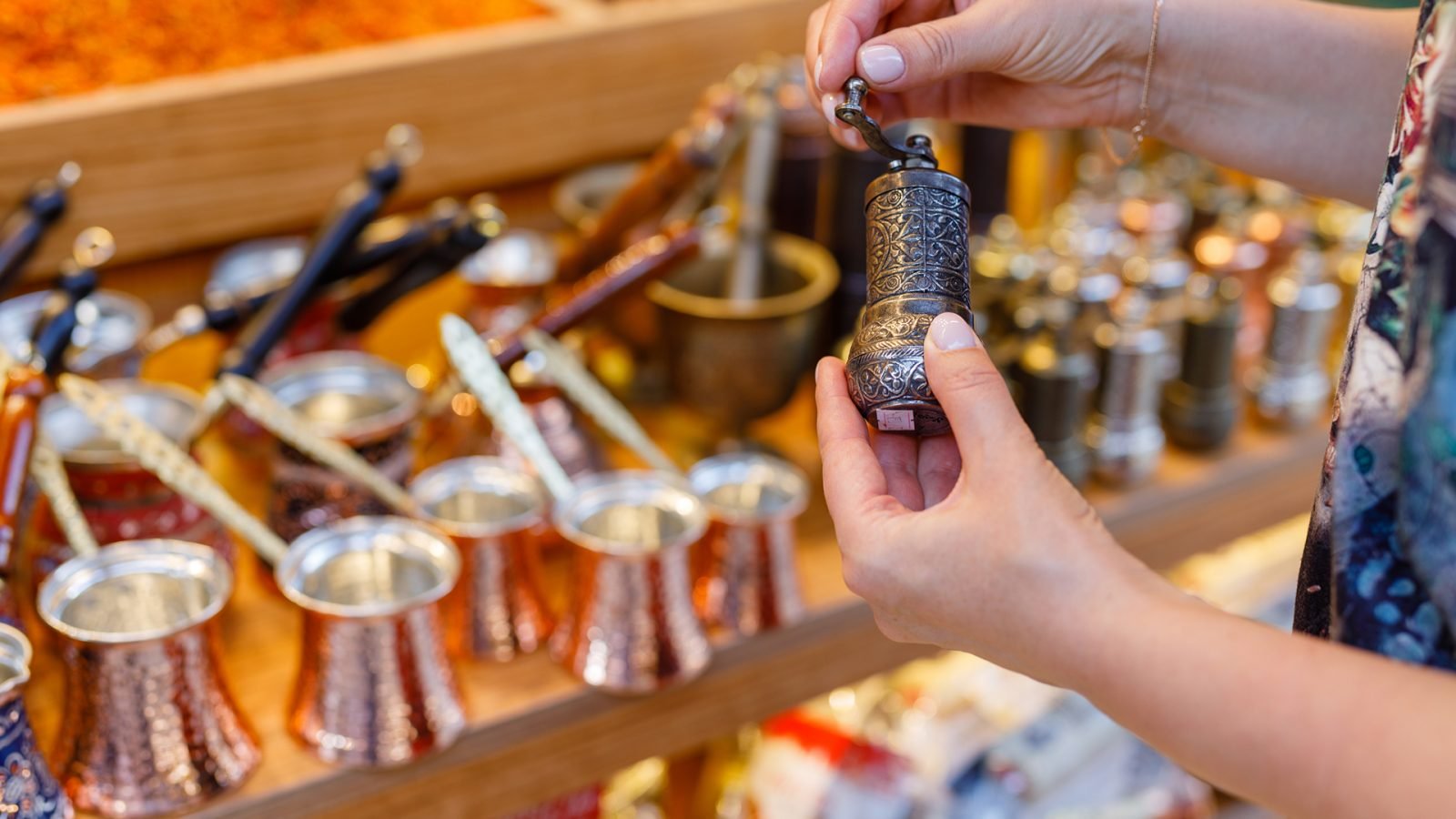 wybór lokalnych pamiątek na orientalnym bazarze