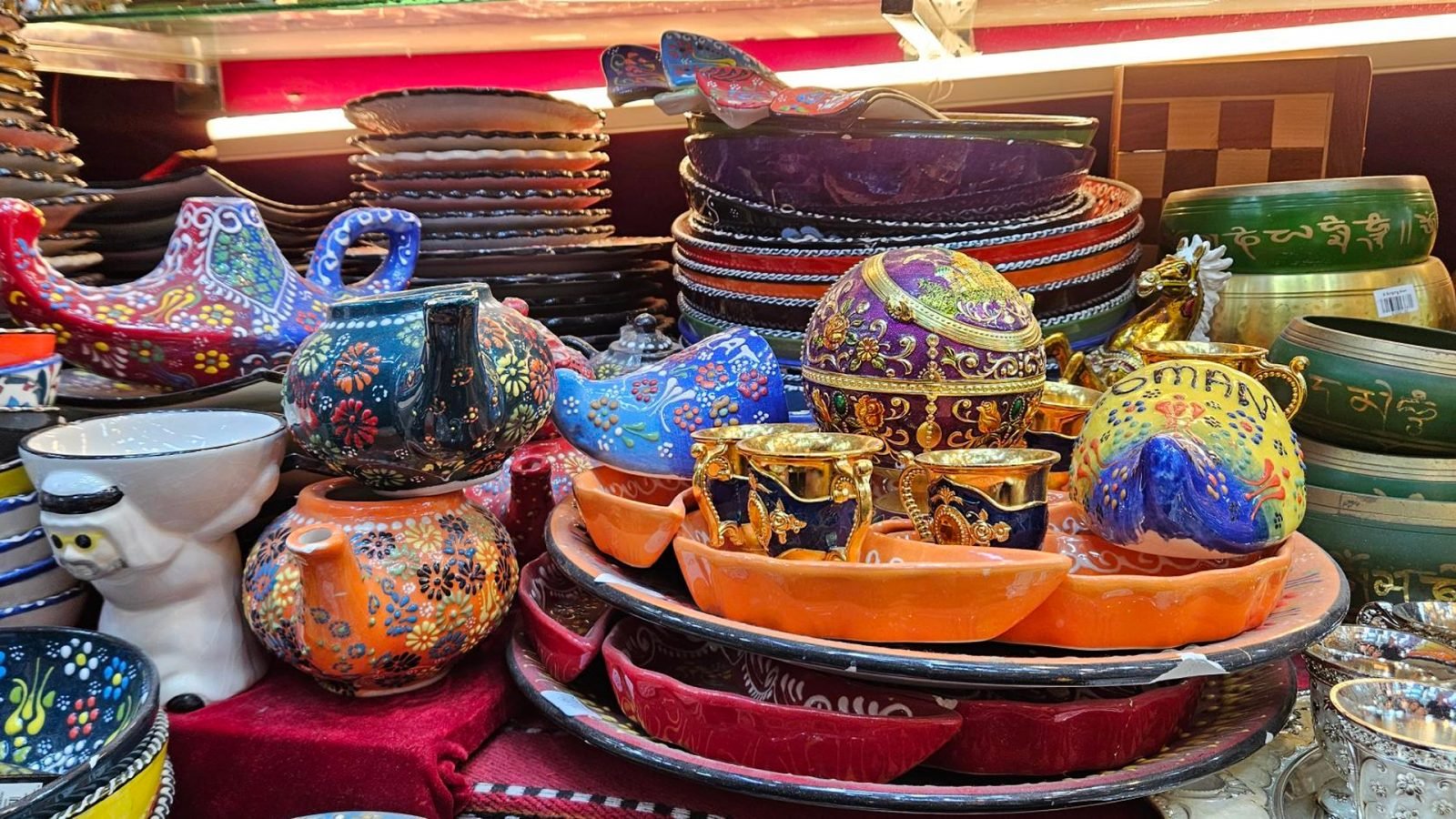 Orientalne naczynia na targu