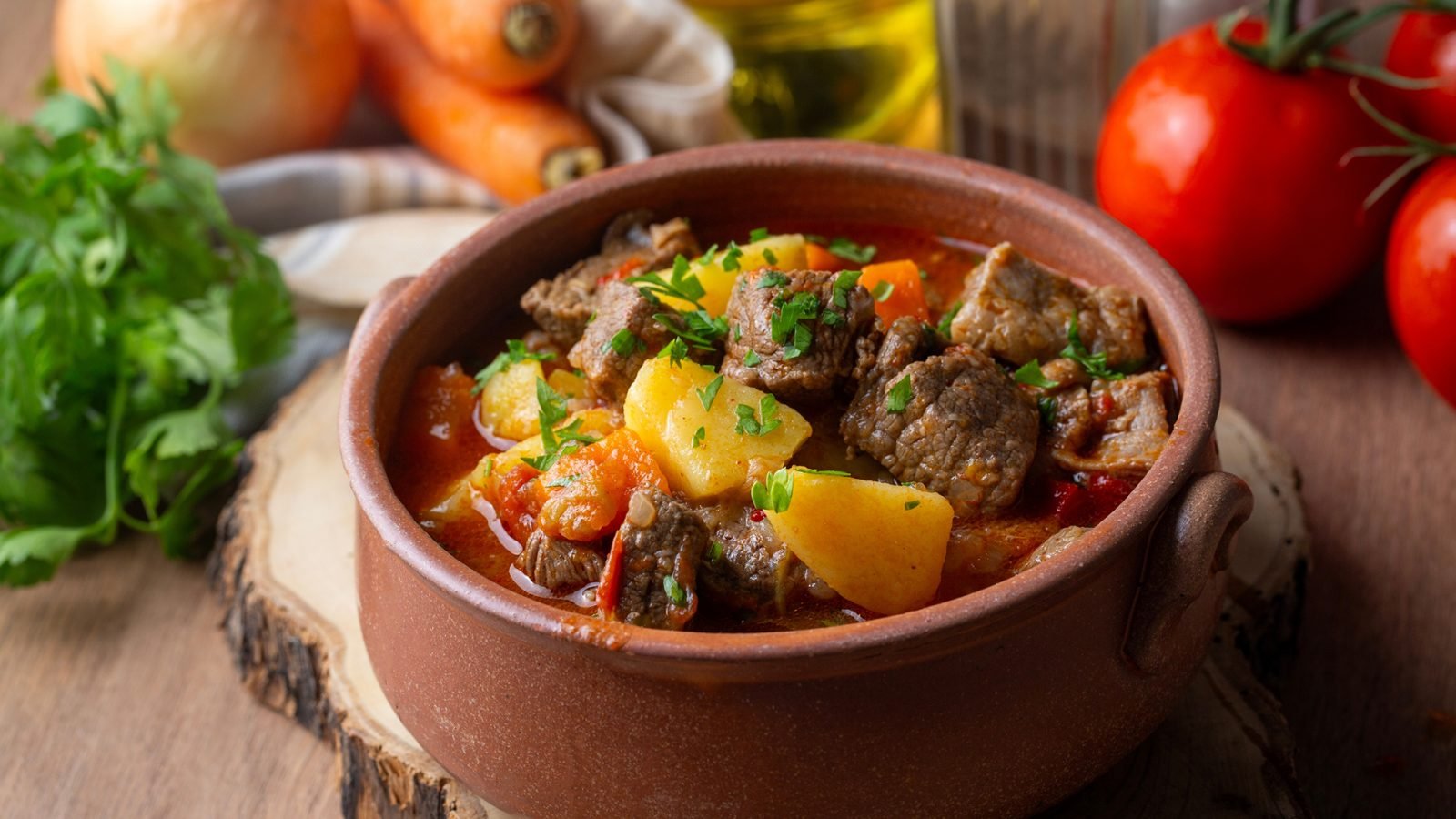 Gulasz wołowy, zupa i gulasz, przyrządzone ze steku z łopatki wołowej, ziemniaków i dużej ilości papryki