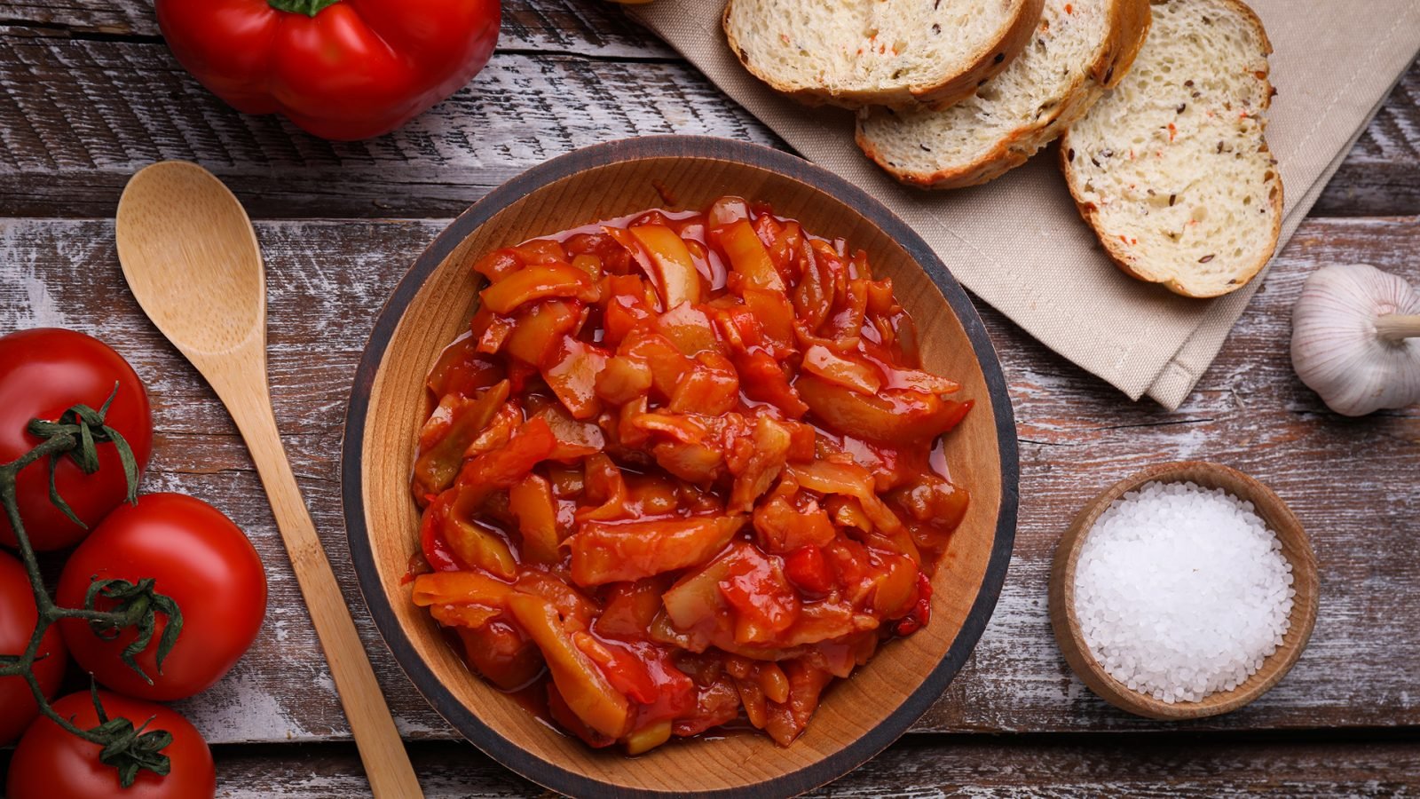 Lecho i składniki na drewnianym stole, płasko ułożone