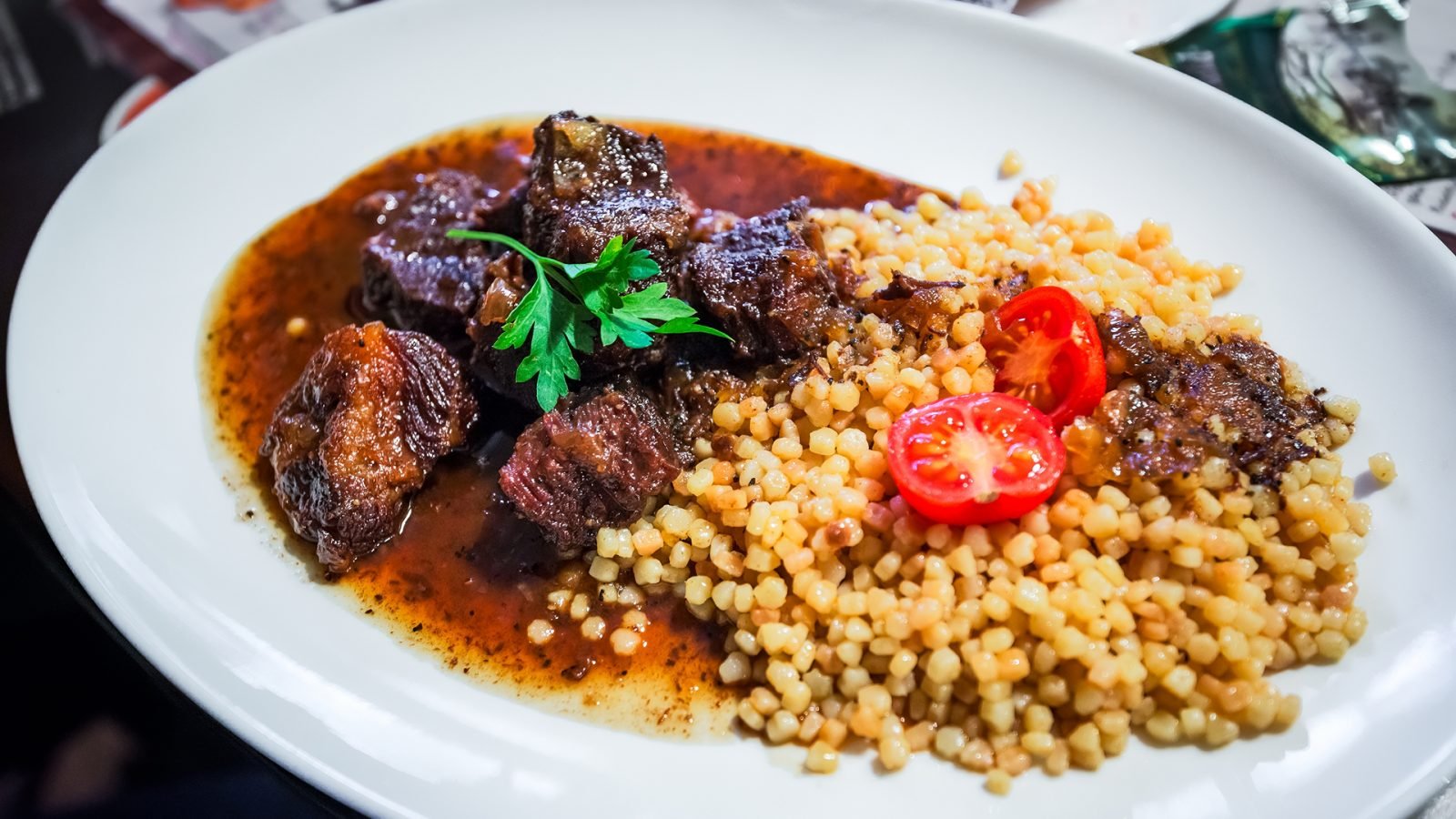 Pörkölt na talerzu