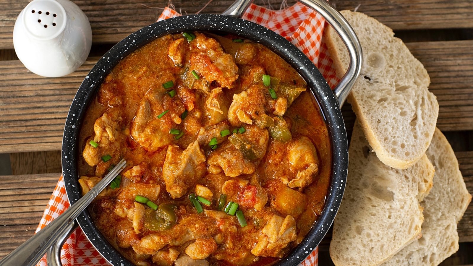 Tradycyjne węgierskie danie: kurczak z papryką