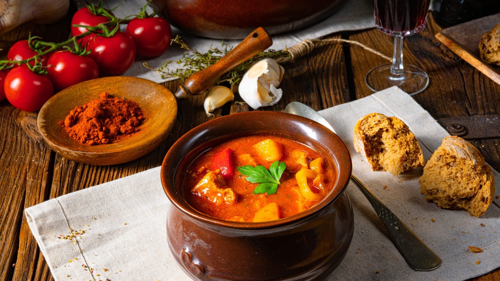 Węgierska zupa gulaszowa w kotle