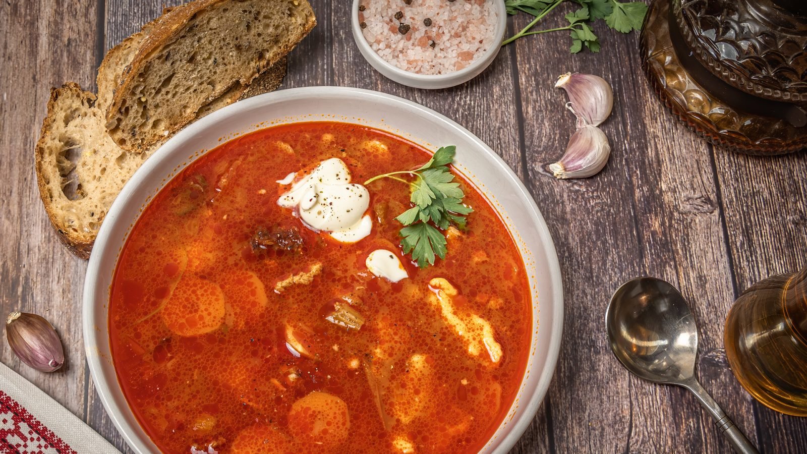 Gulasz węgierski (bableves) z mięsem i fasolą