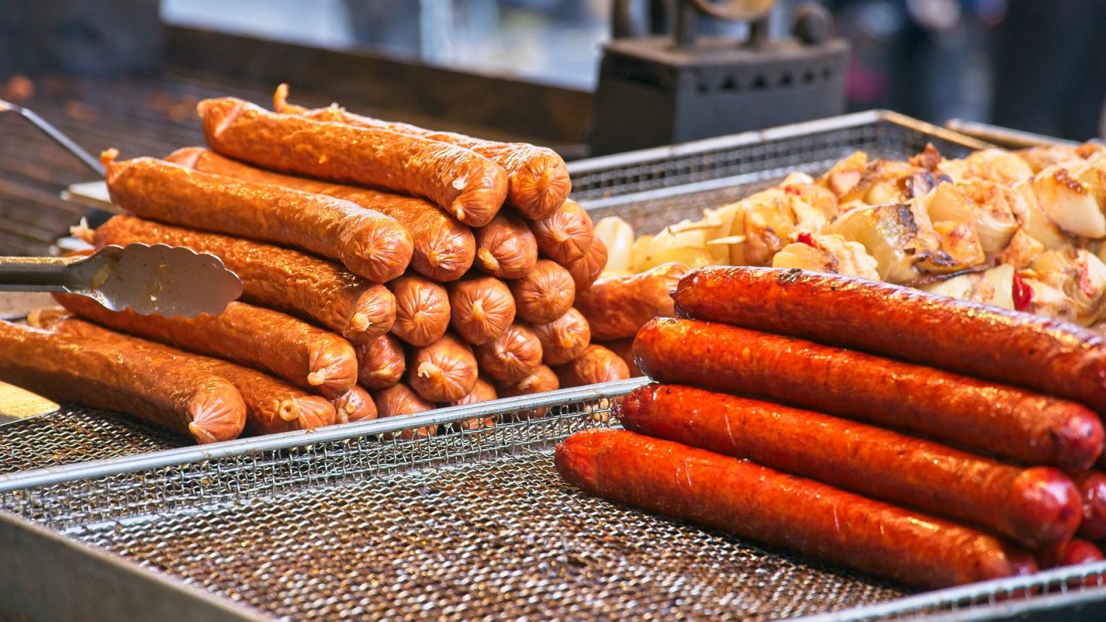 Smażona tradycyjna węgierska kiełbasa