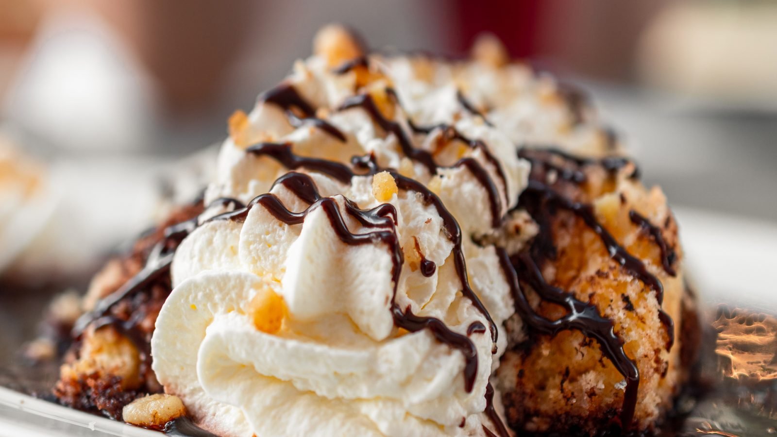 Zbliżenie na słynny węgierski deser Somlói galuska