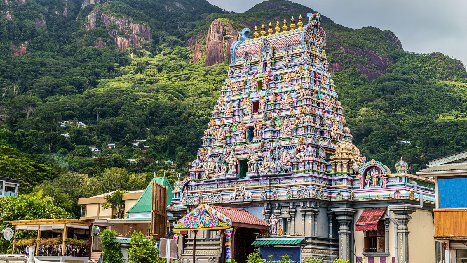 Hinduska świątynia z kolorową fasadą zwana świątynią Arulmihu Navasakti Vinayagar w Victorii na wyspie Mahé na Seszelach.