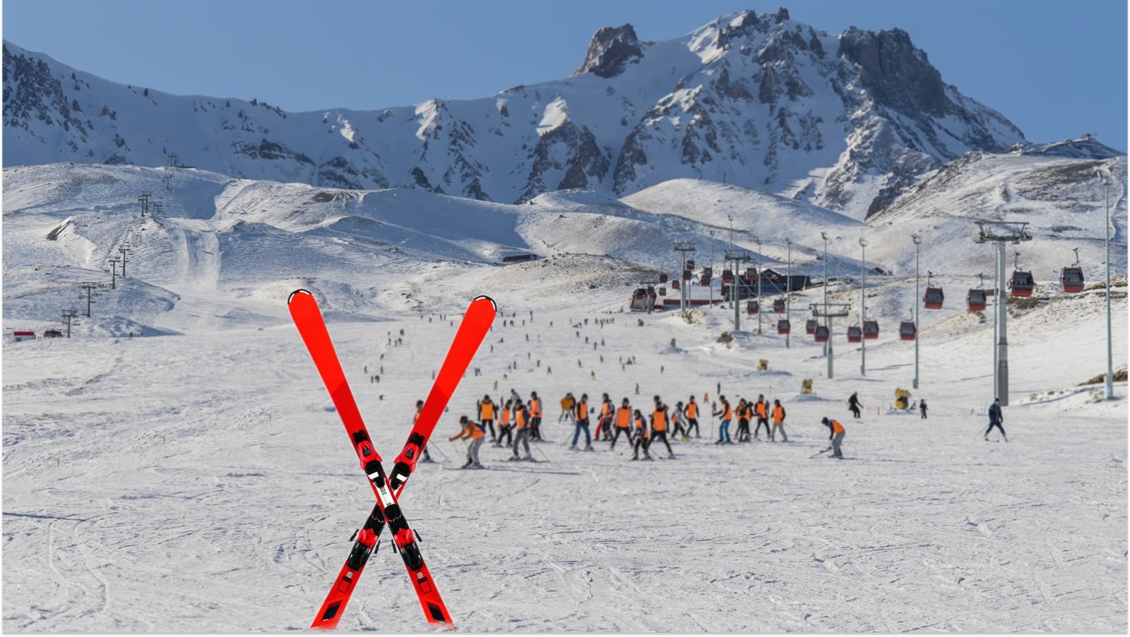 Narciarze na górze Erciyes w Kayseri, Turcja