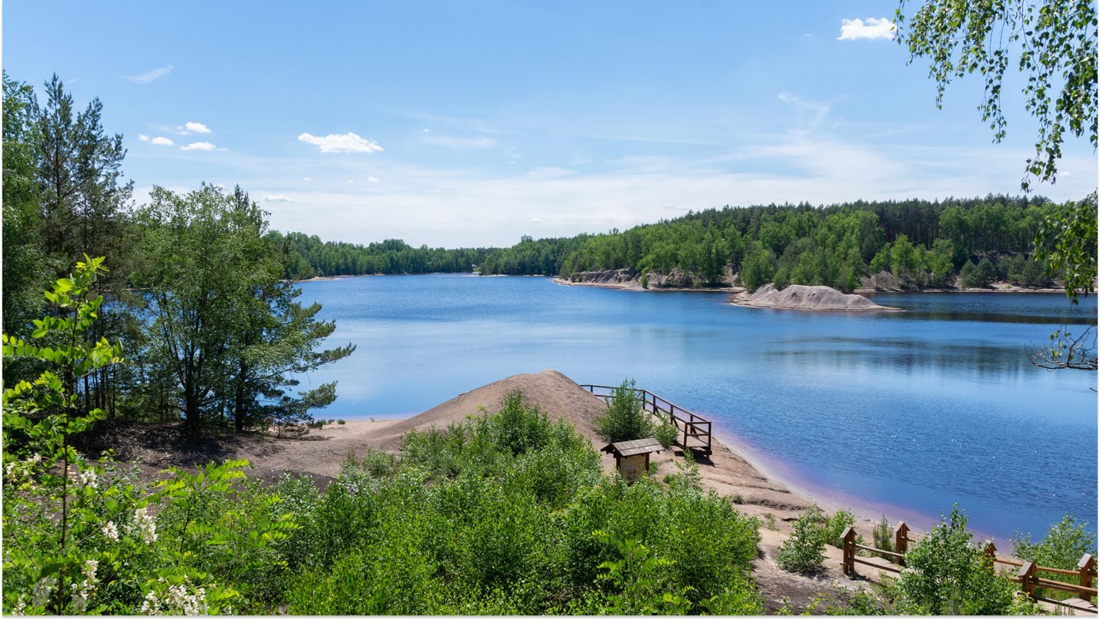 Szlak geoturystyczny „Dawna kopalnia Babina” w pobliżu Bad Muskau – jezioro po kopalni węgla brunatnego
