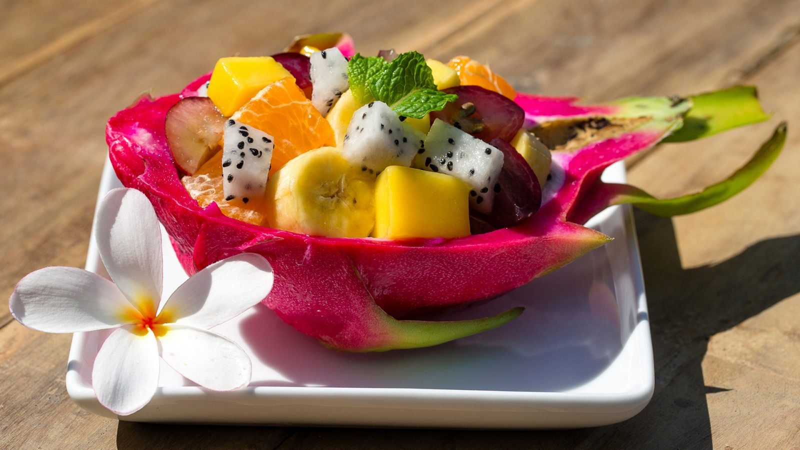 Smoczy owoc pełny pokrojonych egzotycznych owoców