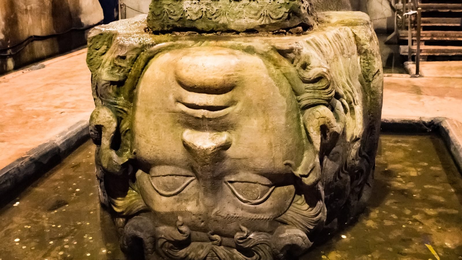 Kolumna z odwróconą głową Meduzy