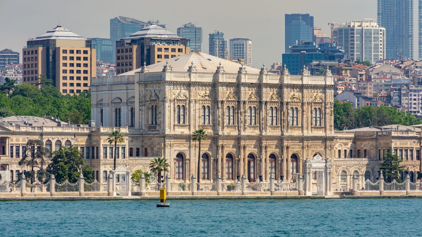 Pałac Dolmabahçe na brzegiem wody - Stambuł, Turcja