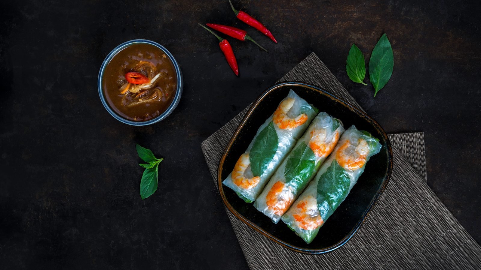 Goi Coun - roladki zawinięte w papier ryżowy z krewetkami, wieprzowiną, warzywami i świeżym makaronem ryżowym, podawane z sosem orzechowym.