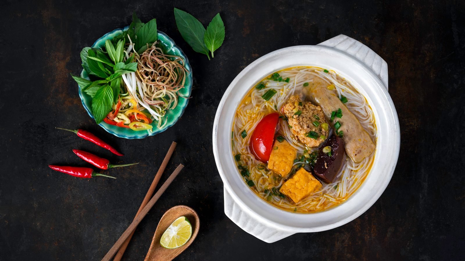 Bun Rieu - świeży makaron ryżowy, tofu i mięso kraba w zupie krabowej.