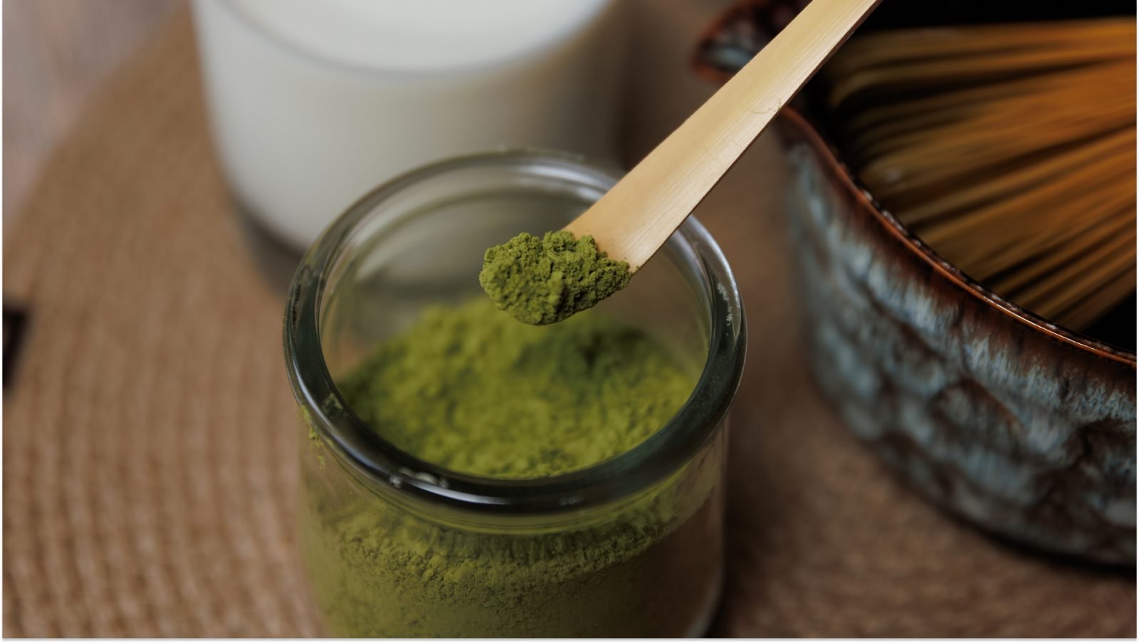 Sproszkowana matcha w szklanym naczyniu