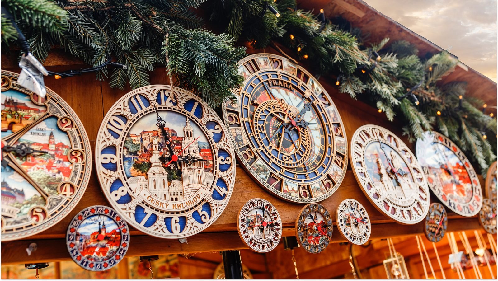 
Pamiątkowe reprodukcje zegarów astronomicznych na jarmarku bożonarodzeniowym w Pradze