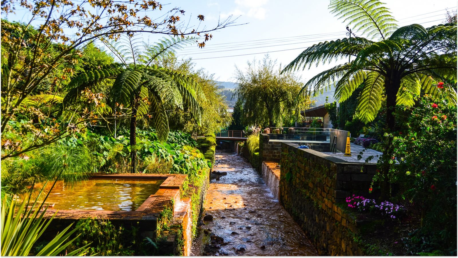 Centro de Interpretação Ambiental da Caldeira Velha – naturalne kąpielisko położone wśród tropikalnej roślinności