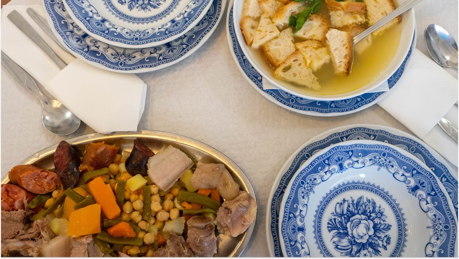 Cozido - tradycyjny gulasz z warzyw i różnych rodzajów mięs, gotowany w rozgrzanej, wulkanicznej ziemi