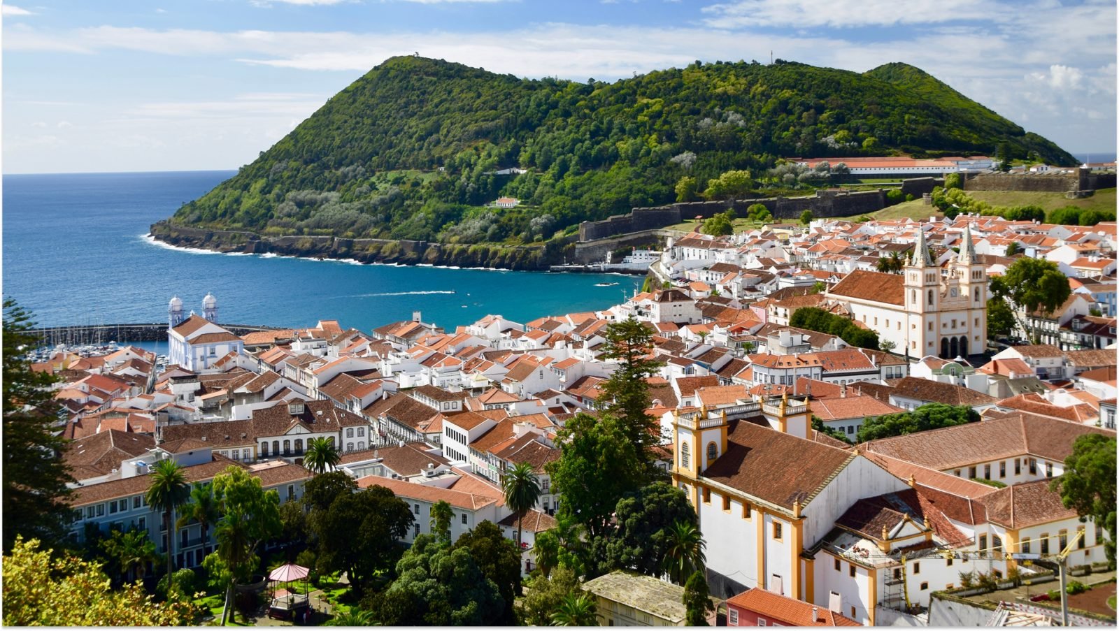 Widok na miasto Angra do Heroísmo i morze