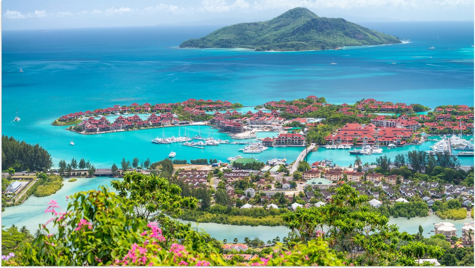 Czerwone dachy wyspy Eden, widok z lotu ptaka na Seszele