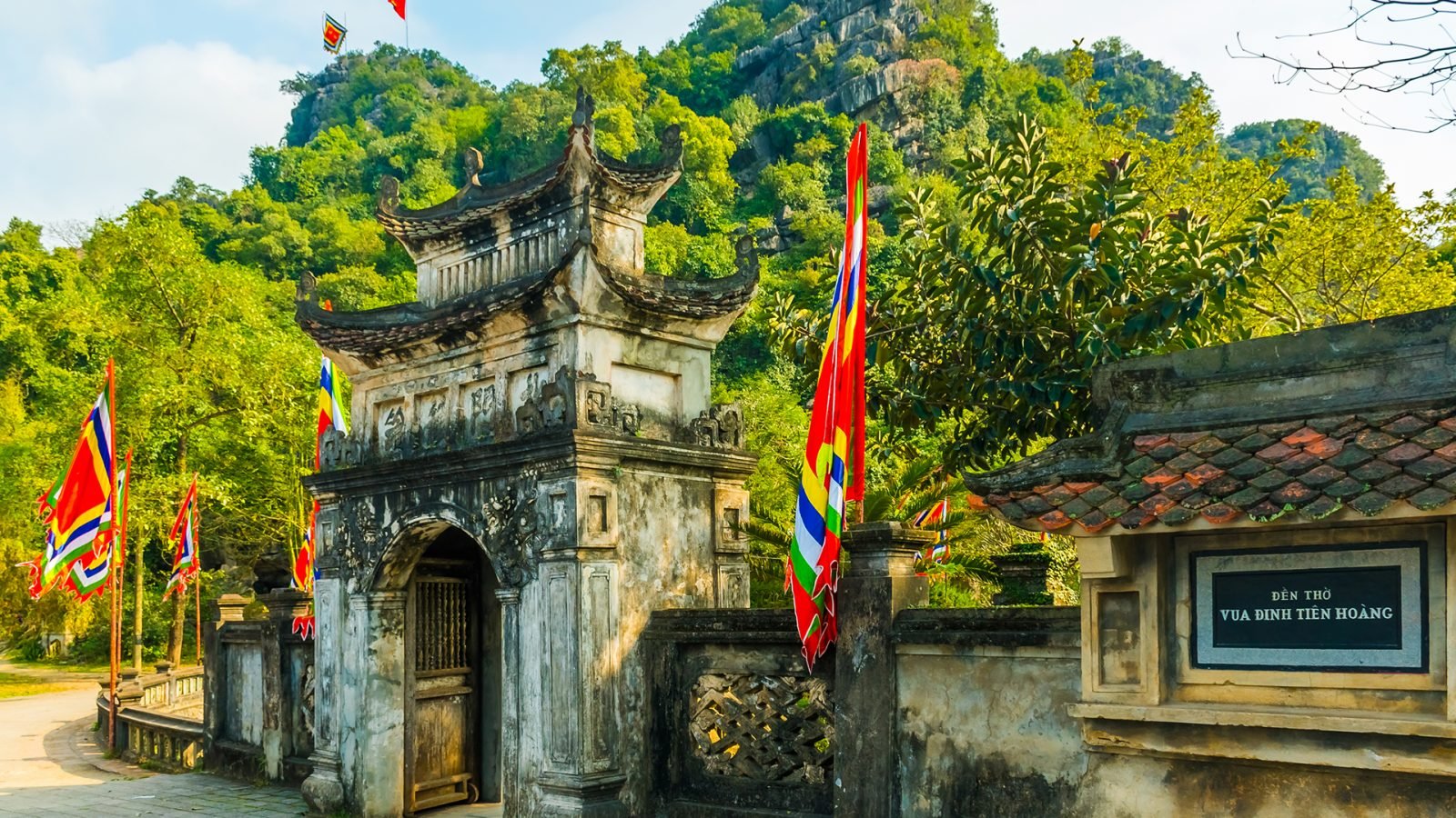 Główna brama świątyni Króla Dinha