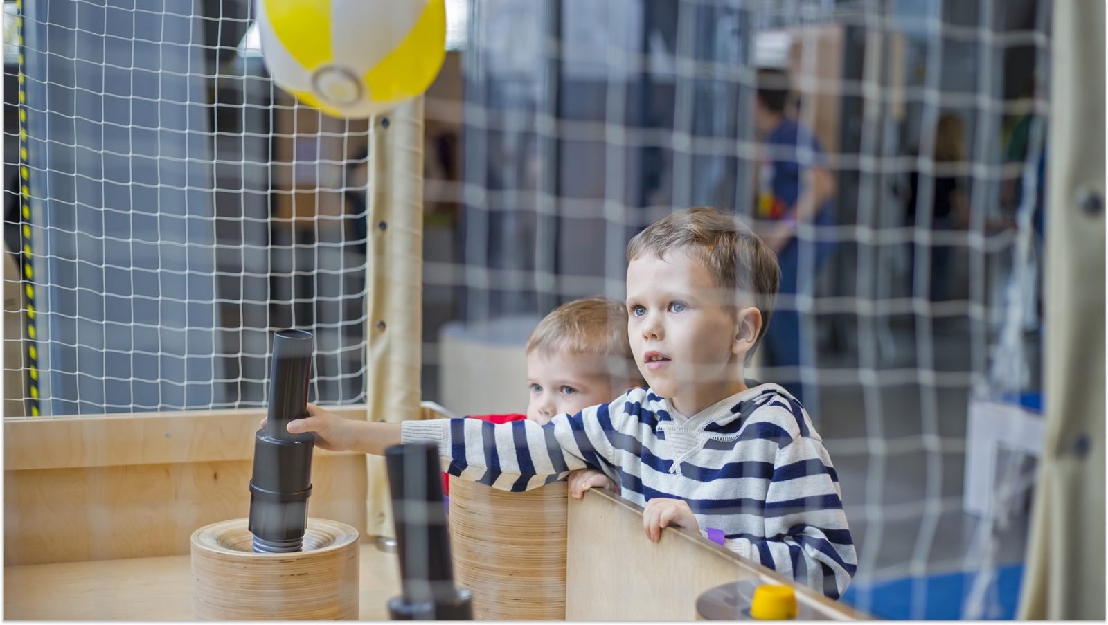 Dzieci robiące eksperymenty w Centrum Nauki Kopernik