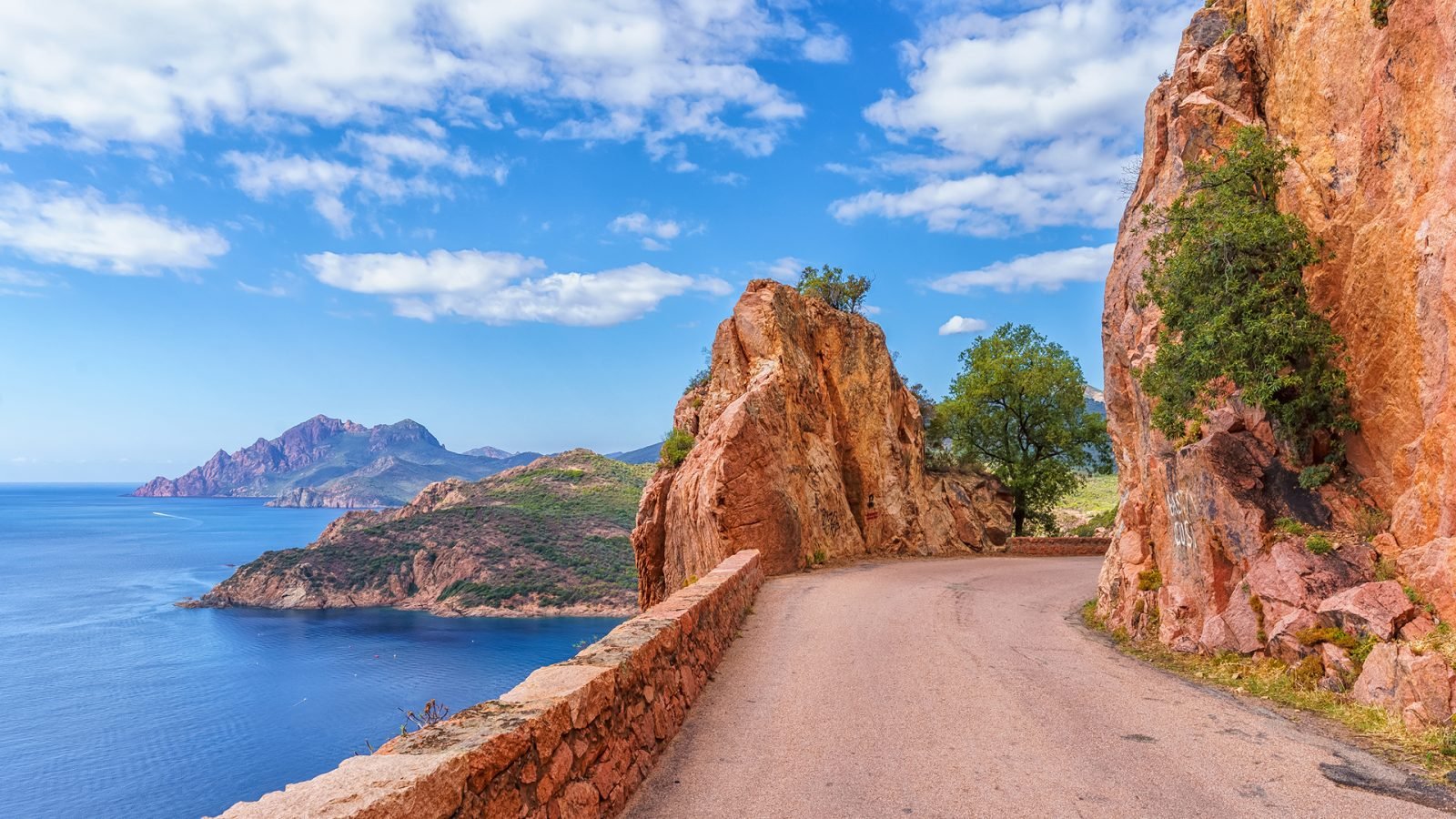 Krajobraz z górską drogą w Calanques de Piana na Korsyce we Francji.