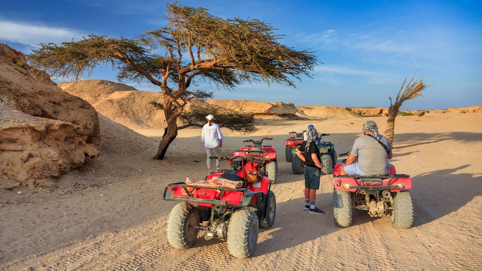 Wycieczka quadami po pustyni w pobliżu Marsa Alam w Egipcie.