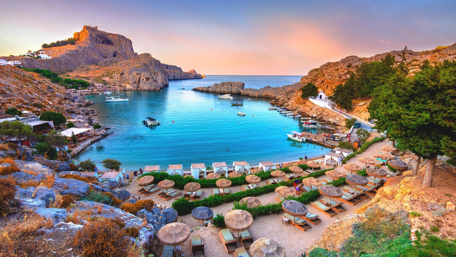 Panoramiczny widok na zatokę św. Pawła z akropolem Lindos w tle, wyspa Rodos, Grecja