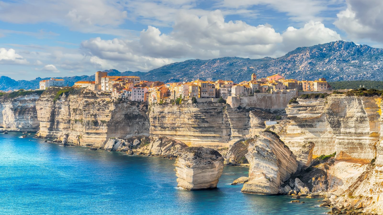 Krajobraz z miastem Bonifacio na wyspie Korsyka we Francji.