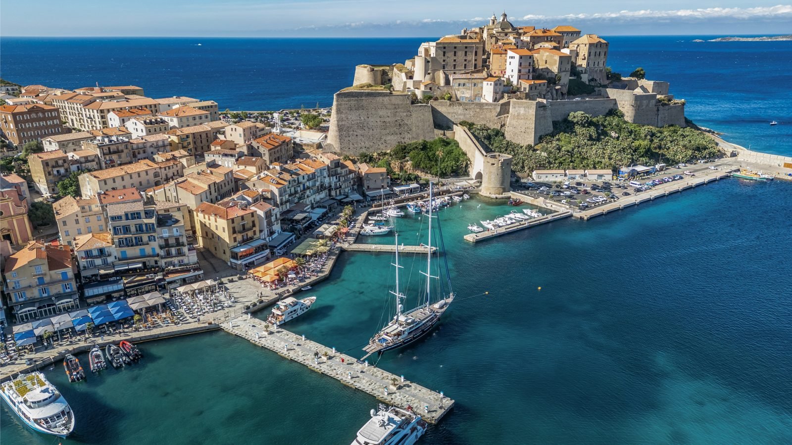 Widok z lotu ptaka na cytadelę Calvi w Górnej Korsyce, francuską twierdzę morską na Morzu Śródziemnym z murami obronnymi.