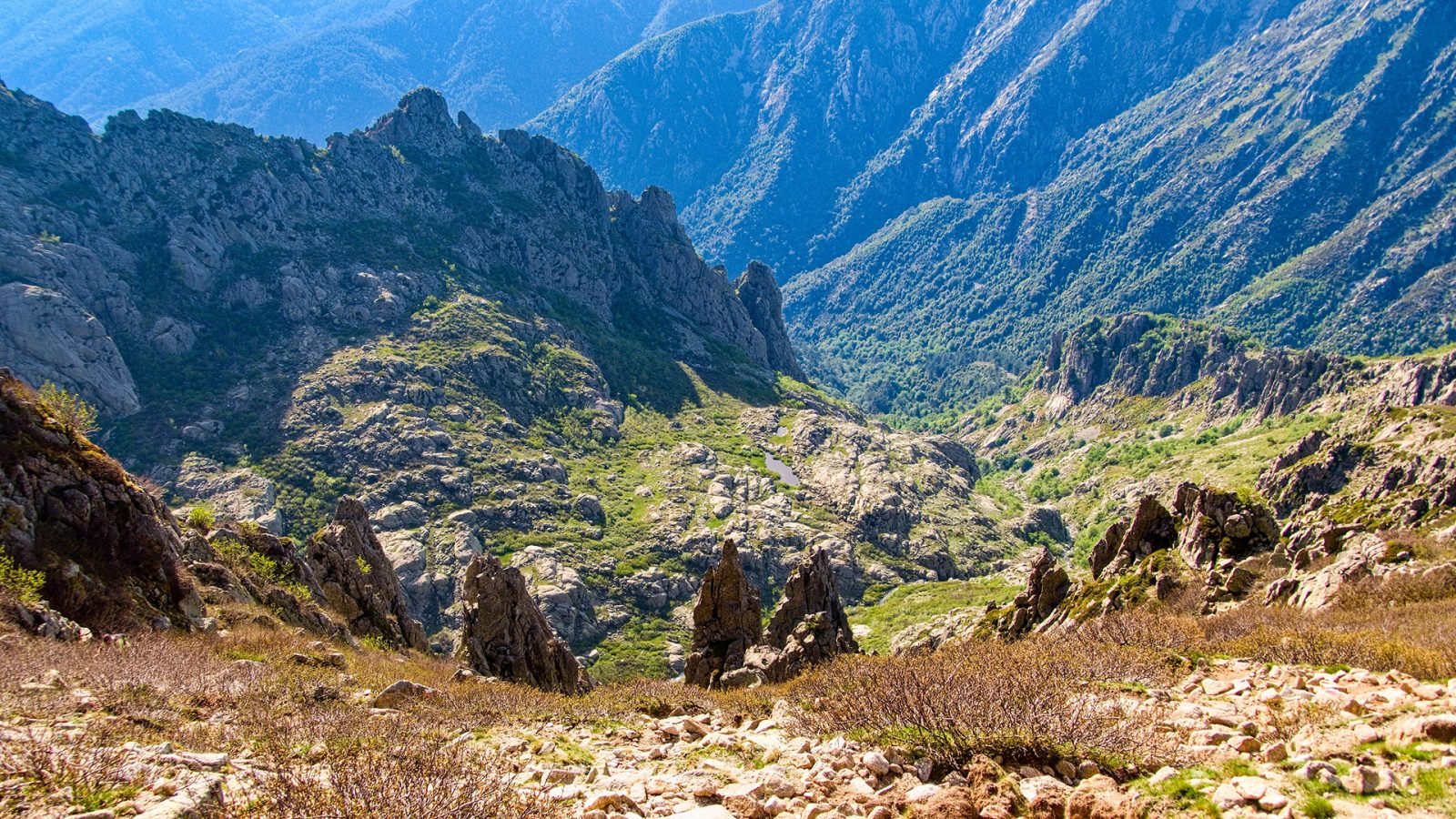 Wymagająca piękna wędrówka szlakiem GR20 na Korsyce we Francji.
